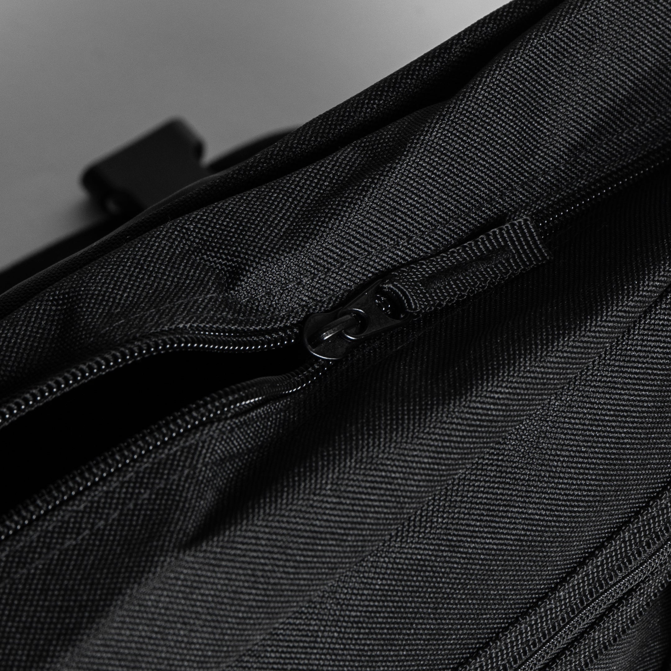 Logo Messenger Bag [Black] / 2411013