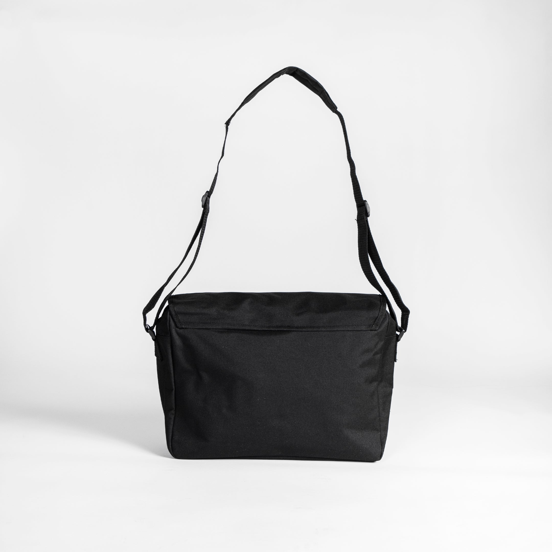 Logo Messenger Bag [Black] / 2411013