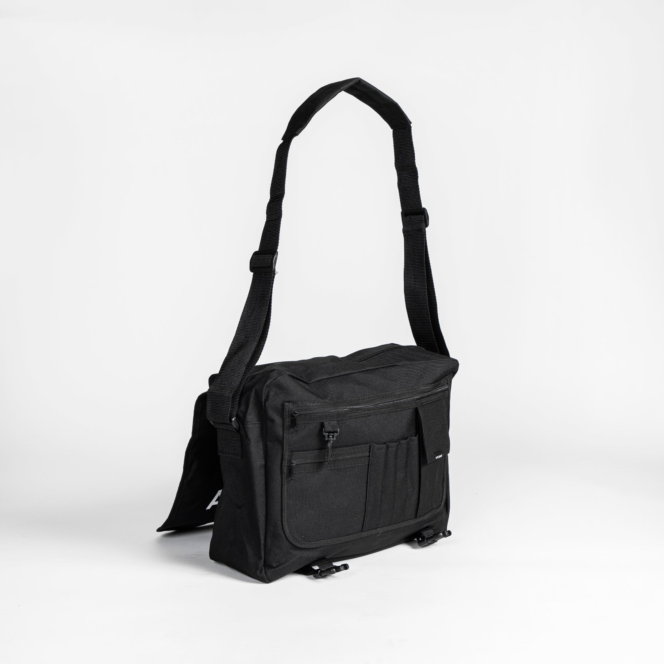 Logo Messenger Bag [Black] / 2411013