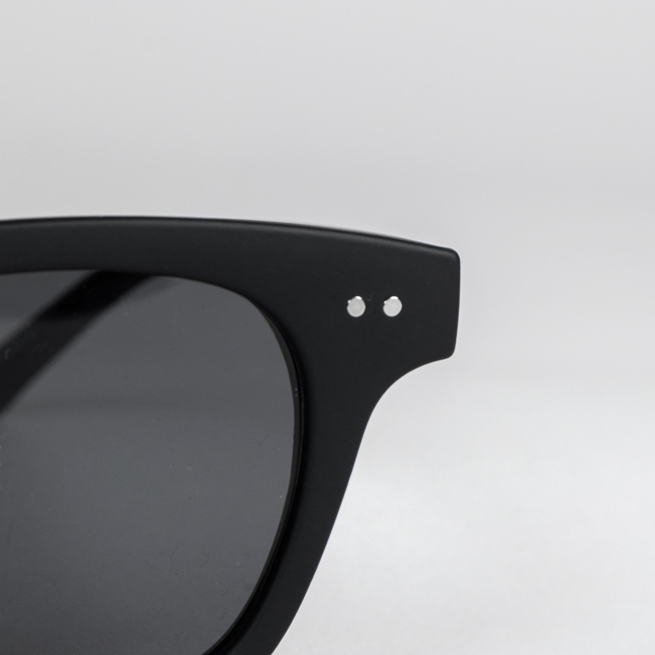 “Marcus” Sunglasses [Black/Dark Gray] / 2411011