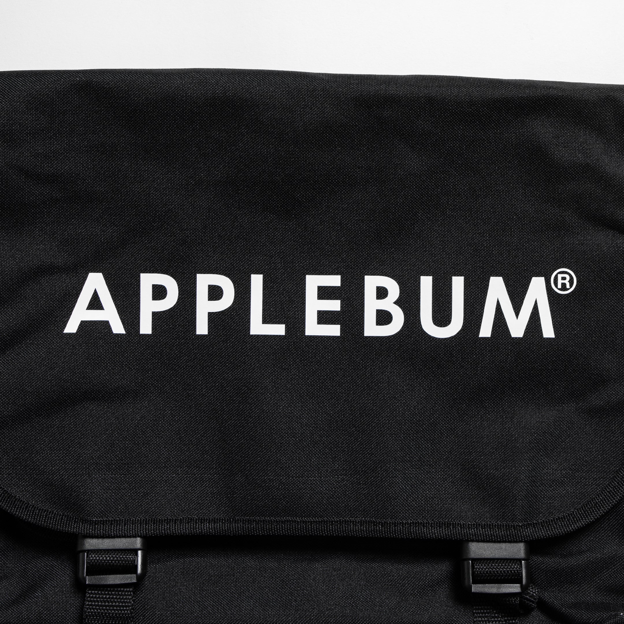 Logo Messenger Bag [Black] / 2411013