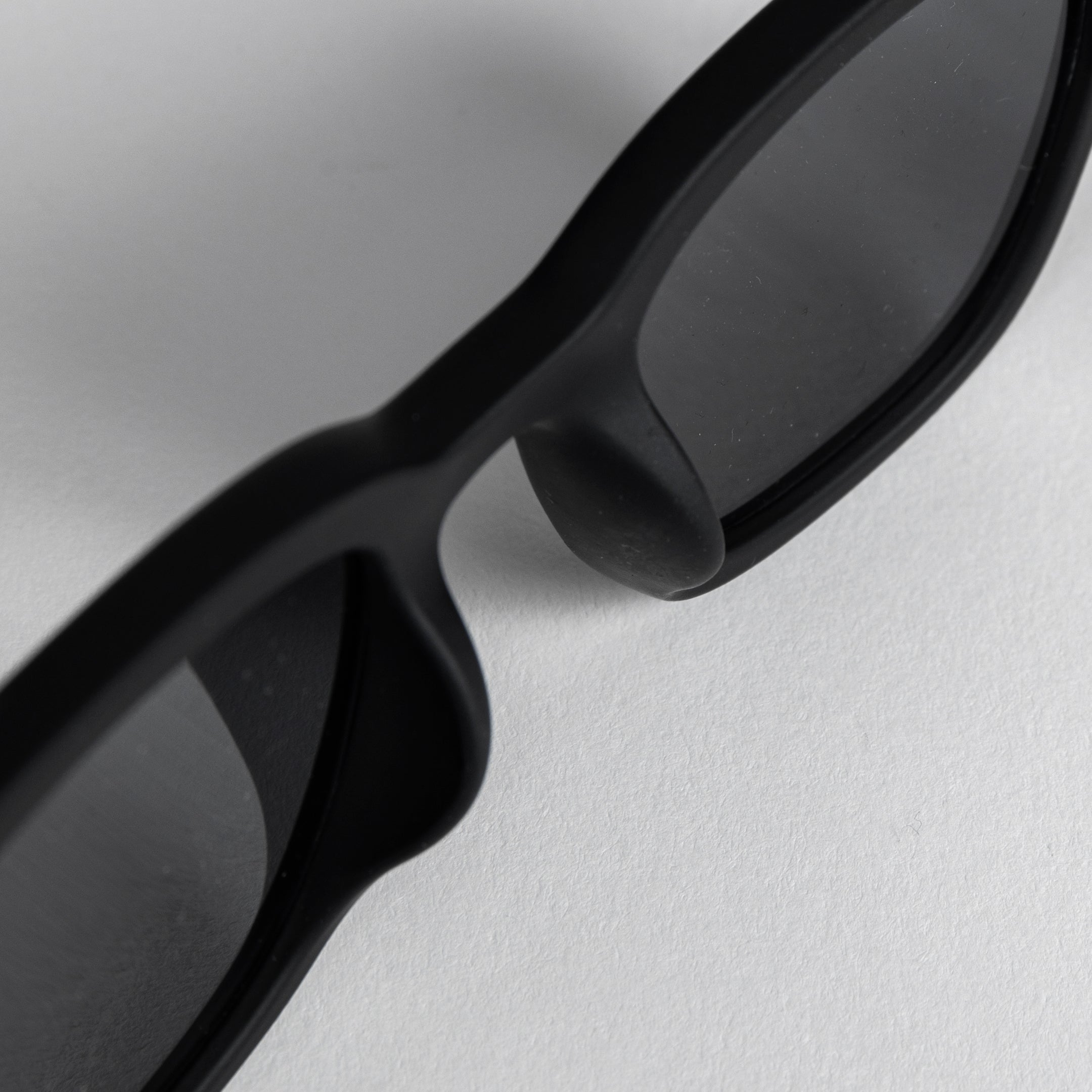 “Marcus” Sunglasses [Black/Dark Gray] / 2411011