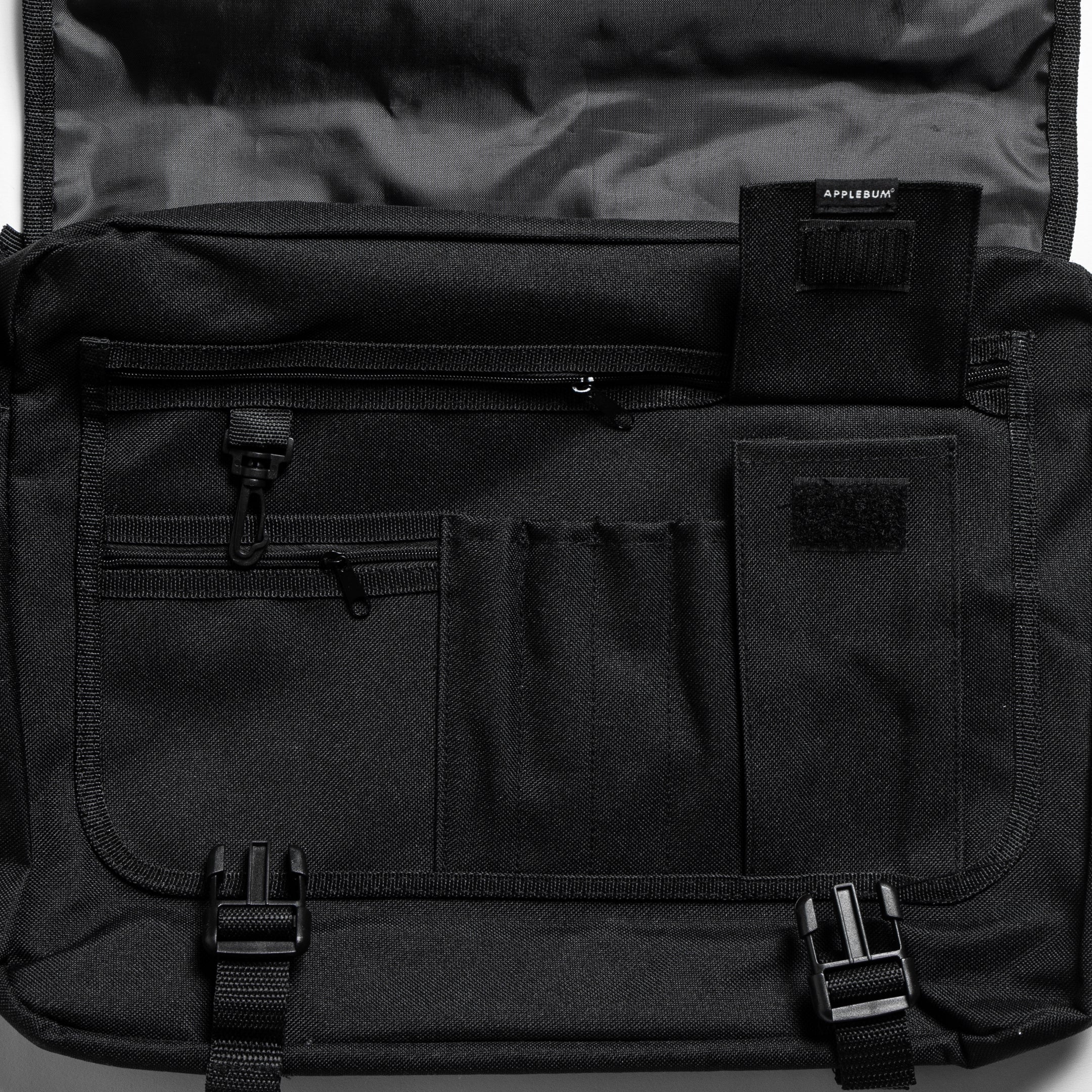 Logo Messenger Bag [Black] / 2411013