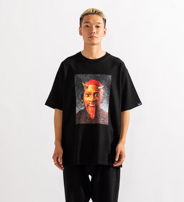 【Limited Color】 "Work of Mosaic Art(濱口健)" T-shirt [Black/Red Head] / WH2211101
